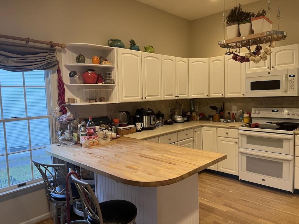Location! House With Home Office, Gym, More-Cherry Hill Luaran gambar